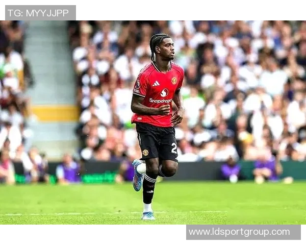 奥比马丁随曼联一线队训练舍什科受伤或为他创造机会 奥比马丁随曼联一线队训练舍什科受伤或为他创造机会