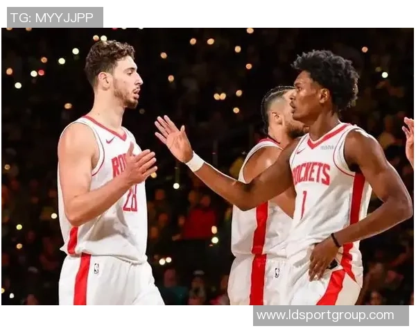 火箭队训练气氛愉快亚当斯谢泼德申京笑容满面展现团队精神