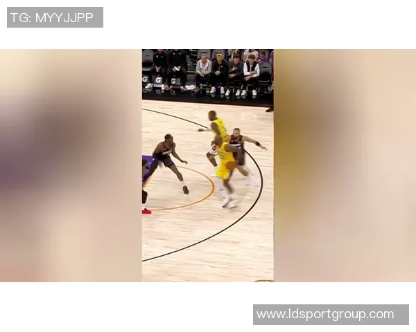 艾顿状态下滑詹姆斯不给球防守频频失误成球队隐患