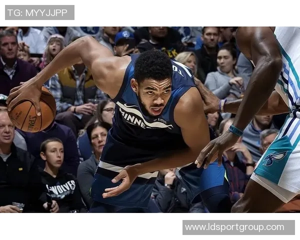 爱德华兹谈与兰德尔的默契配合新赛季展现更多精彩瞬间